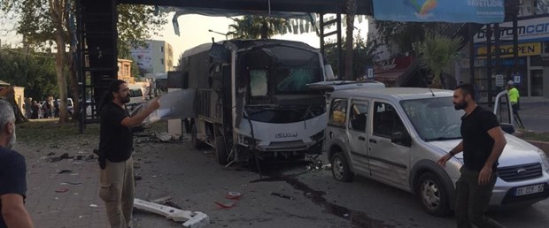Yaralılar var... Adana'da polis otobüsüne bombalı saldırı!