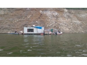 Jandarmayı şok eden operasyon...Barajın içine yüzer 3 ahşap ev kurmuşlar, alem yapmışlar