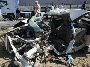 Otomobille tır çarpıştı: 3 ölü, 3 yaralı