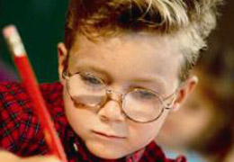 Tek gözünü kapatan çocuğa dikkat