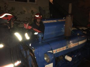 Kontağı açık unutulan traktörün elektrik aksamı alev aldı