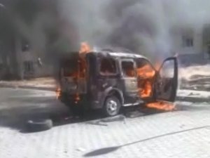 Park halindeki araç alev alev yandı