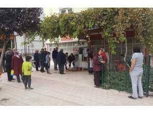 Ölen annesinin evine kimlik almak için balkondan girmek isterken düşüp yaralandı