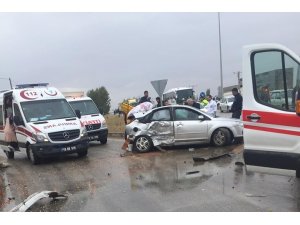 Sungurlu’da otomobil ile minibüs çarpıştı: 5 yaralı