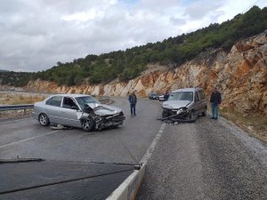 Konya'da hafif ticari araç otomobille çarpıştı: 4 yaralı