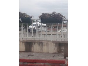 Servis minibüsü bariyer sayesinde aşağı düşmekten kurtuldu