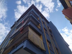 4 katlı binanın çatısından düşen adam hayatını kaybetti