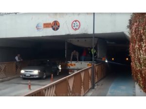 Alt geçit geçit vermedi