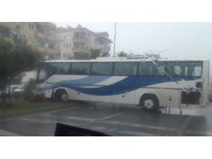 Alanya’da yağış kazalara neden oldu