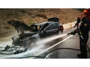 Seyir halindeki lüks araç küle döndü