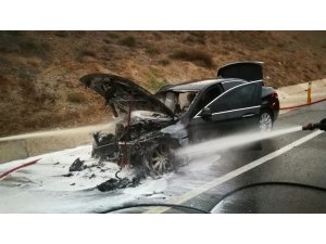 Bursa’da seyir halindeki lüks araç alev alev yandı