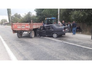 Afyonkarahisar’da traktör ile otomobil çarpıştı: 5 yaralı