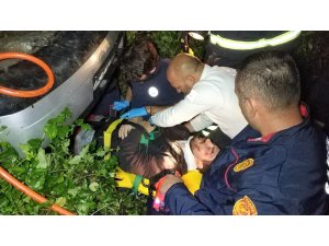 Düştüğü su kanalında ters dönen araçta can pazarı