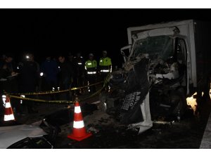 Kütahya’da kamyonet kamyona çarptı: 1 ölü