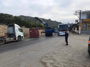 Bursa’da seyir halindeki tırdan düşen konteyner tehlike saçtı