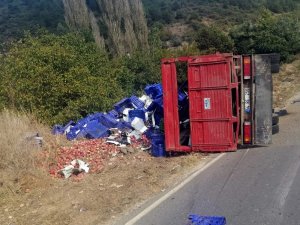 Meyve yüklü kamyon devrildi: 1’i ağır 2 yaralı