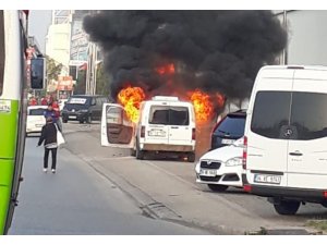 Park halindeki araç alev alev yandı