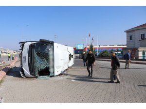 Sürücüsünün kalp krizi geçirdiği işçi servisi yan yattı: 10 yaralı