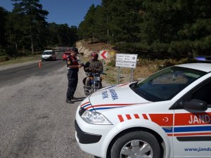 Balıkesir’de direksiyon başında sigara içenlere uygulama yaptı