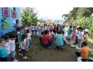 Minik öğrenciler "Meks" ile hayvan sevgisini öğreniyor