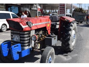 Malatya’da odun yüklü traktör devrildi: 1 yaralı