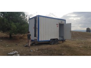 Yarış alanına konulan seyyar tuvaletin deposunu ve musluklarını çaldılar