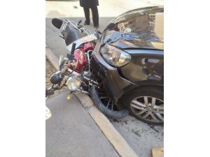 Karşı şeride fırlayan araç motosikleti altına aldı: 1 yaralı