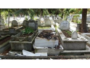 Karı, koca ve oğullarının mezarları tahrip edilerek yakıldı