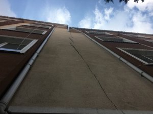 Depremin etkisi ile Tekirdağ’da binada çatlaklar oluştu