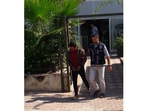 Dolandırdıkları yaşlıların ellerini öpmeyi ihmal etmemişler