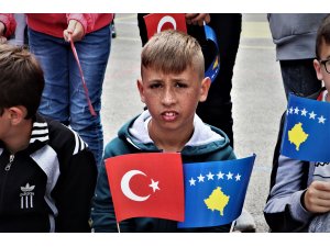 Türk askeri Kosova'da köy okulu onardı