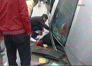 Otomobil durağa daldı: 3 ölü