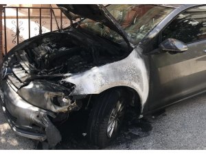 Gece yarısı otomobile benzin döküp kundakladılar