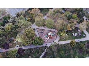 Okmeydanı’nda depremin ardından evlerine giremeyen vatandaşlar parklara akın etti