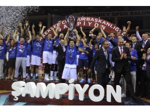 Şampiyon Anadolu Efes kupasını aldı
