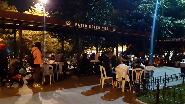 İstanbul'daki deprem sonrasında vatandaş parklarda kalıyor