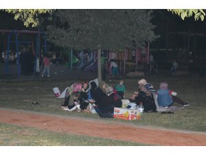 İstanbullular geceyi parklarda geçiriyor
