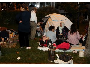 Bazı vatandaşlar geceyi parklarda geçiriyor