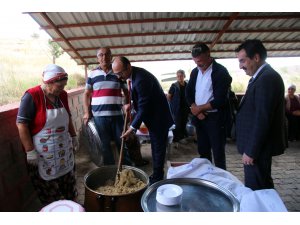 Şarkışla'da pilav ve aşure ikramı