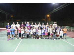 Tenis turnuvasında şampiyonlar kupalarına kavuştu