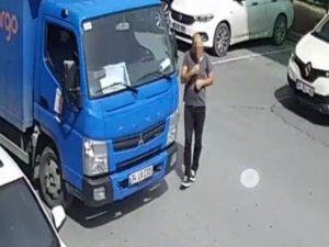 Telefonla konuşur gibi yapıp araçtan hırsızlık yaptı