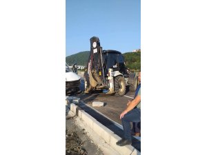 Öğrenci servisi ile iş makinesi çarpıştı: 7 yaralı