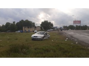 İki araç kavşakta çarpıştı: 2 yaralı