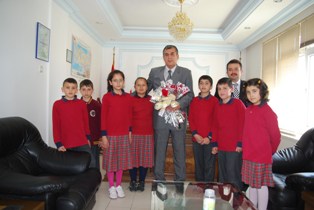 Öğrenciler, telsiz anonsuyla polislerin bayramını kutladı