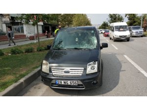 Yolun karşısına geçmek isteyen iki kardeş ölümden döndü