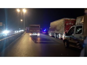 GÜNCELLEME - Kamyon devrildi, Anadolu Otoyolu trafiğe kapandı