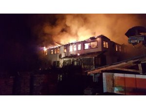 Eski belediye başkanının evi alev alev yandı