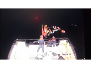 Ege denizinde can pazarı... Teknesi batan düzensiz göçmenlerin imdadına Türk askeri yetişti
