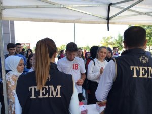 Aksaray polisinden teröre karşı, ‘El ele güvenli geleceğe’ standı