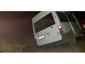 Uygulamadan kaçan minibüs şarampole uçtu